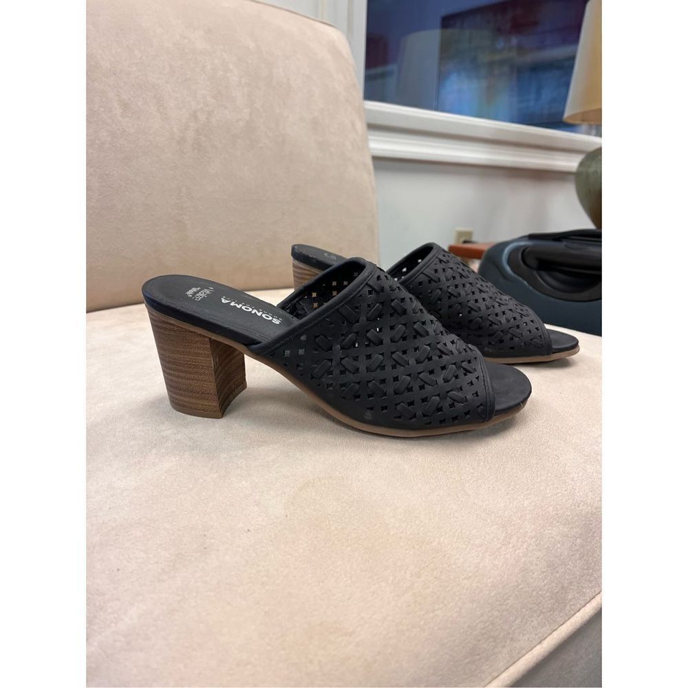 Sonoma Careen Black Heeled Open Toe Mules sz 9
EUC